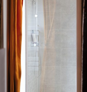 Dusche, kostenlose Toilettenartikel, Handtücher