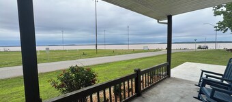 Fabulous 3-bedroom Lake lodge with AC in charming Eufaula