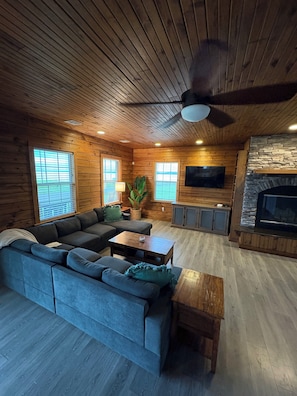 Smart TV y chimenea
