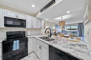 Køleskab, mikrobølgeovn, ovn, kogeplade