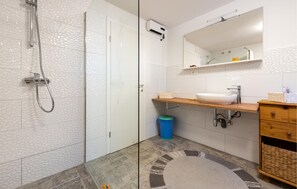 Dusche, Haartrockner, Toilettenpapier