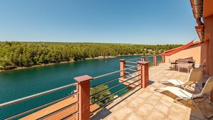 A balcony with a view of a lake, surrounded by trees. - Cozy apartment in Krusevo with WiFi (Krusevo)