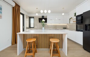 Oven, dishwasher, coffee/tea maker, cookware/dishes/utensils - Awesome home in Posedarje (Posedarje)