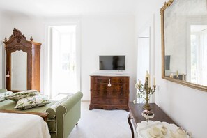 Caixa forta a l'habitació, escriptori i planxa i posts de planxar