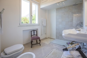 Dutxa, assecador de cabells, bidet i tovalloles 