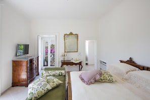 1 dormitori, caixa forta a l'habitació i escriptori 