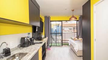 Geladeira grande, micro-ondas, fogão, cooktop