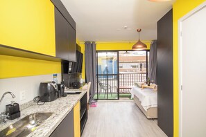 Full-size fridge, microwave, oven, stovetop