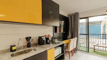 Refrigerador con freezer, microondas, horno, placa de cocina
