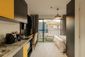 Habitación de lujo doble de uso individual, 1 cama doble, Aire acondicionado, vistas al jardín | Cocina privada | Frigorífico grande, microondas, horno y placa de cocina