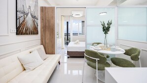 Appart'hôtel, 1 chambre, accessible aux personnes à mobilité réduite, balcon | Salle de séjour