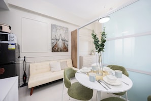 Condo, 1 chambre, accessible aux personnes à mobilité réduite, balcon | Salle de séjour