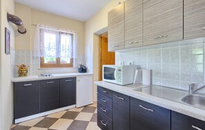 Kühlschrank, Ofen, Geschirrspüler, Wasserkocher mit Kaffee-/Teezubehör