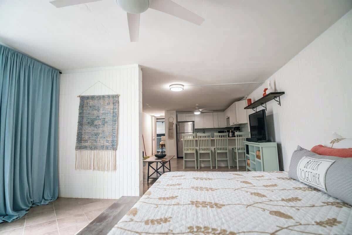 Silitysrauta/-lauta, vauvan matkasänky, Wi-Fi, vuodevaatteet