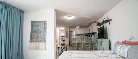 Silitysrauta/-lauta, vauvan matkasänky, Wi-Fi, vuodevaatteet