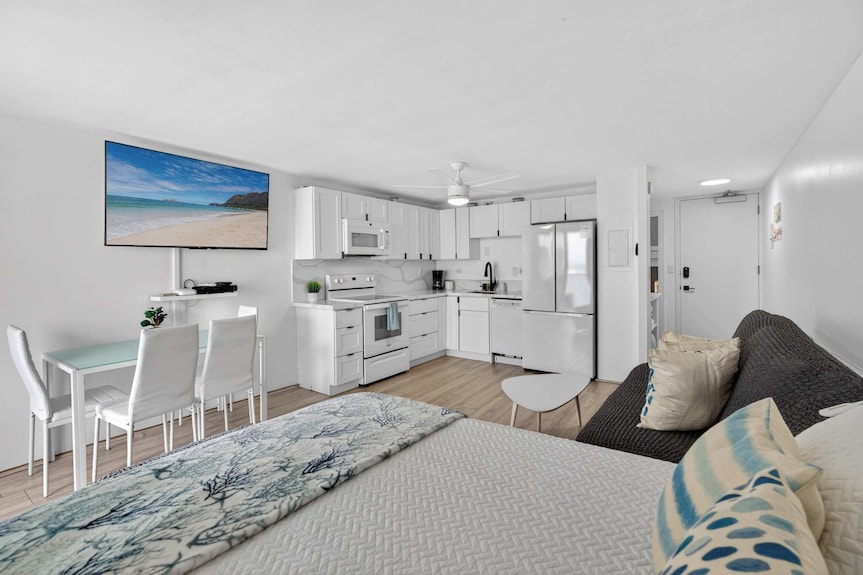 Beachfront Condo With Lanai And View - Laie, HI