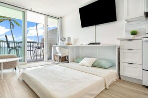 1 chambre, bureau, fer et planche à repasser, lit parapluie