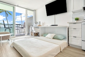 1 chambre, bureau, fer et planche à repasser, lit parapluie