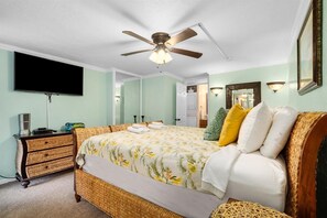 1 bedroom, iron/ironing board, travel cot, WiFi - Beachfront Condo with Beach Access (Hauula)