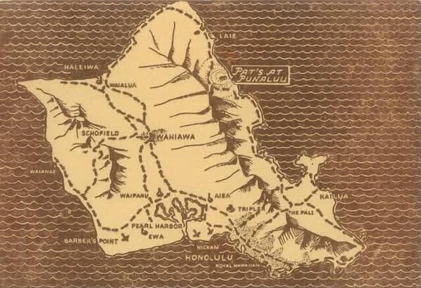 Une carte stylisée d’une région côtière, avec des lieux identifiés par des noms, tels que « Haleiwa », « Schofield » et « Pearl Harbor ».