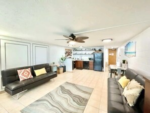 TV, offices - Beachfront Condo with Amazing Views (Hauula)