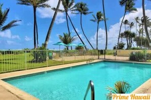 Pool - Beachfront Condo with Stunning Views (Hauula)