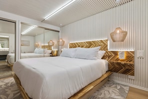 1 chambre, bureau, fer et planche à repasser, lit parapluie