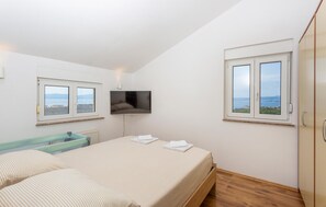 2 bedrooms, travel crib, free WiFi