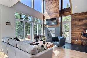 Smart TV, fireplace, ping pong, stereo