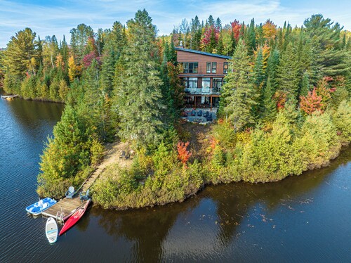 Chalet L’Enchanteur •Luxury Lakefront 6 bedroom Cottage, 3BA, Hot Tub, Sleeps 14