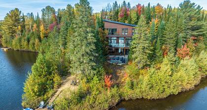 Chalet L’Enchanteur •Luxury Lakefront 6 bedroom Cottage, 3BA, Hot Tub, Sleeps 14