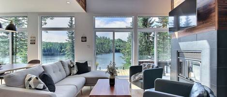 Smart TV, fireplace, table tennis, stereo