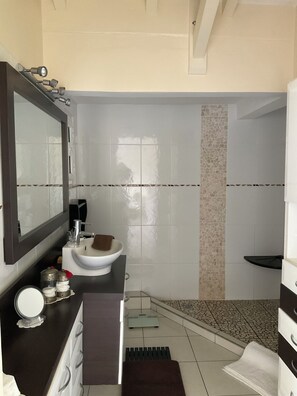 Dusche, Haartrockner, Handtücher, Seife