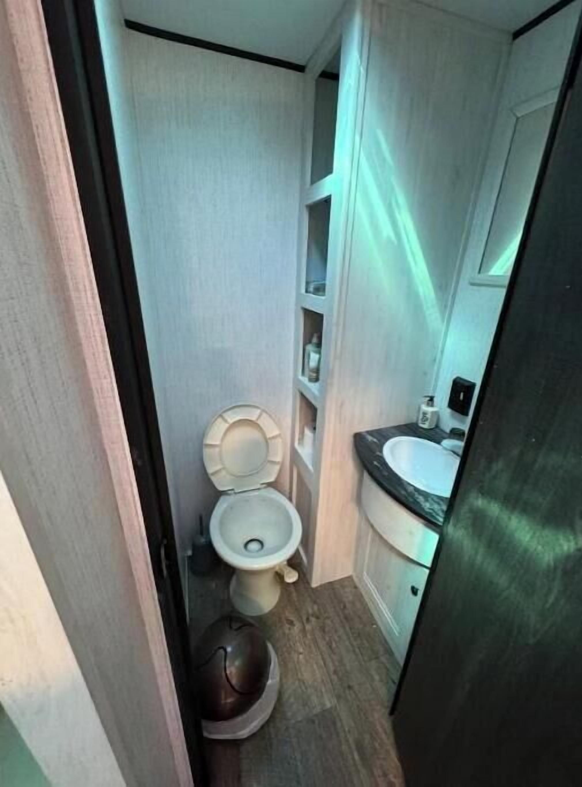 Dusch, hårtork, handdukar och tvål