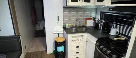 Een koelkast, een microgolfoven, een oven, een kookplaat