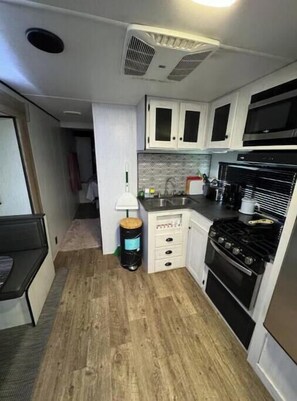 Kühlschrank, Mikrowelle, Ofen, Herdplatte