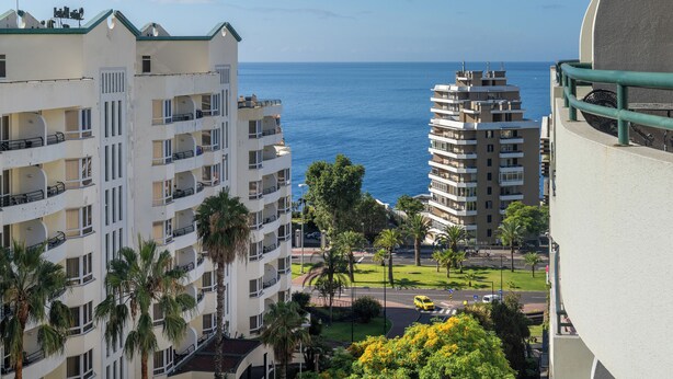 A high-rise hotel with multiple balconies overlooking a coastal area. - Golden Star AU – Elegance in Funchal (Funchal)