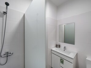Een douche, een haardroger, handdoeken
