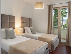 3 chambres, fer et planche à repasser, Wi-Fi, draps fournis
