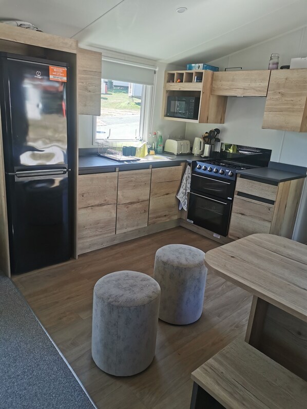 Microwave, oven - Relaxing Getaway at Thorness Bay Caravan Park – Isle of Wight Retreat (Great Thorness)