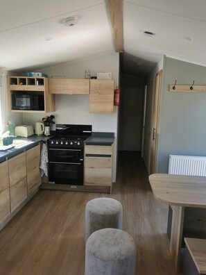 Microwave, oven - Relaxing Getaway at Thorness Bay Caravan Park – Isle of Wight Retreat (Great Thorness)