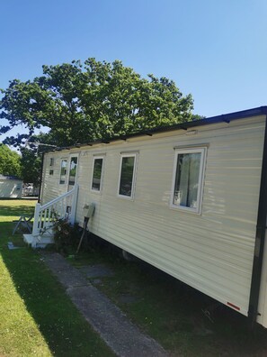 Exterior - Relaxing Getaway at Thorness Bay Caravan Park – Isle of Wight Retreat (Great Thorness)