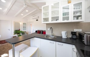 Een koelkast, een kookplaat, een vaatwasser