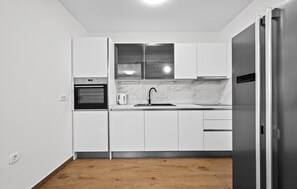 Réfrigérateur, four, plaque de cuisson, lave-vaisselle