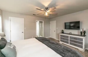 3 habitaciones, tabla de planchar con plancha y cuna de viaje 