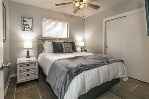 3 bedrooms, iron/ironing board, travel cot, free WiFi - Lake Travis Retreat! Kayaks/Boat Launch/Pool/Park/Point Venture/"Summit Ridge" (Lago Vista)