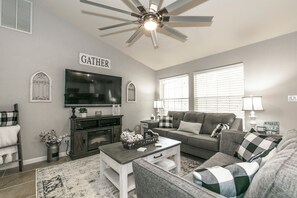 Smart TV, fireplace, DVD player - Lake Travis Retreat! Kayaks/Boat Launch/Pool/Park/Point Venture/"Summit Ridge" (Lago Vista)