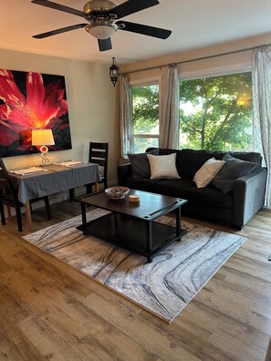 Een televisie en een open haard