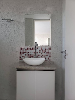 Douche, serviettes fournies, savon, papier toilette