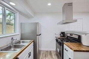 Microondas, horno, placa de cocina y lavavajillas